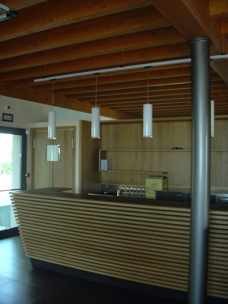 Realizzazione Banco Bar Enoteca in rovere massello naturale - 2