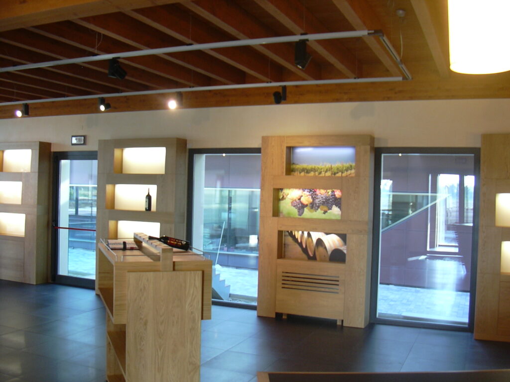 Realizzazione Banco Bar Enoteca in rovere massello naturale - 3