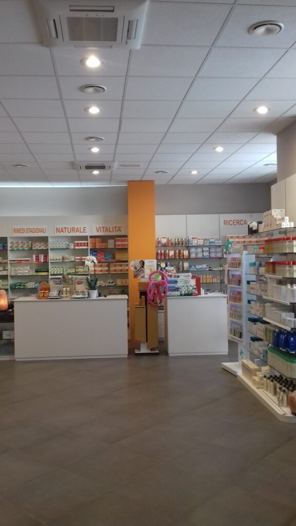 Realizzazione e progettazione farmacia Puviani a Finale Emilia - 3