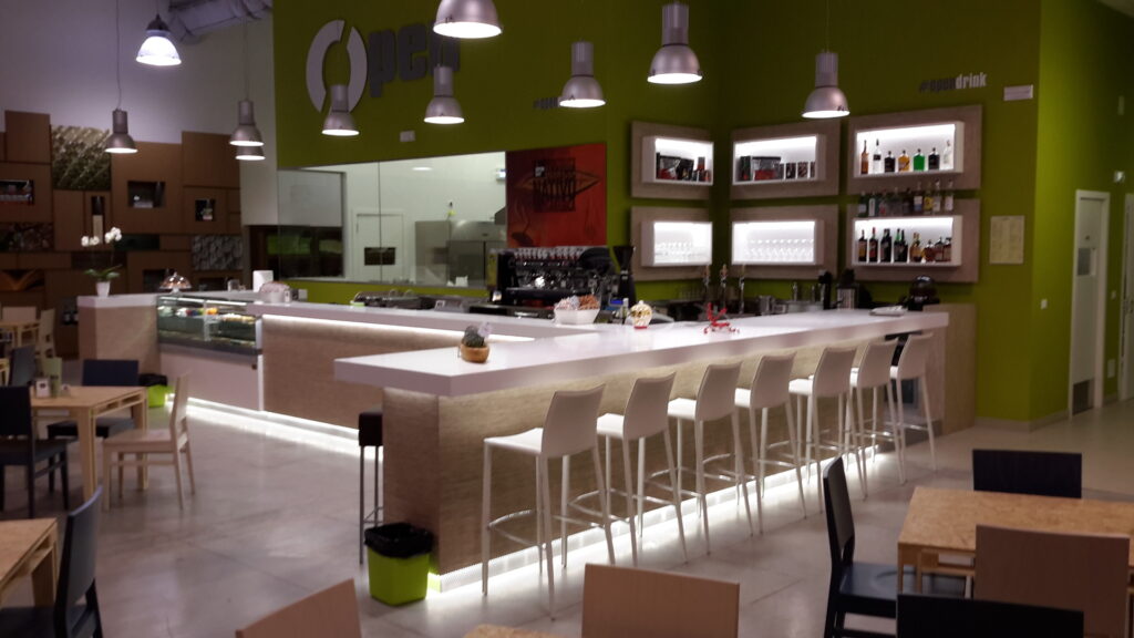 Realizzazione arredamenti per risto bar open space - 1