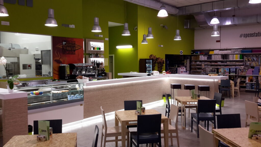 Realizzazione arredamenti per risto bar open space - 2