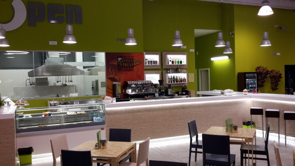 Realizzazione arredamenti per risto bar open space - 3