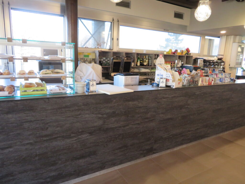 Realizzazione rivestimento di bar e banco self-service con nobilitato tipo URBAN - 1