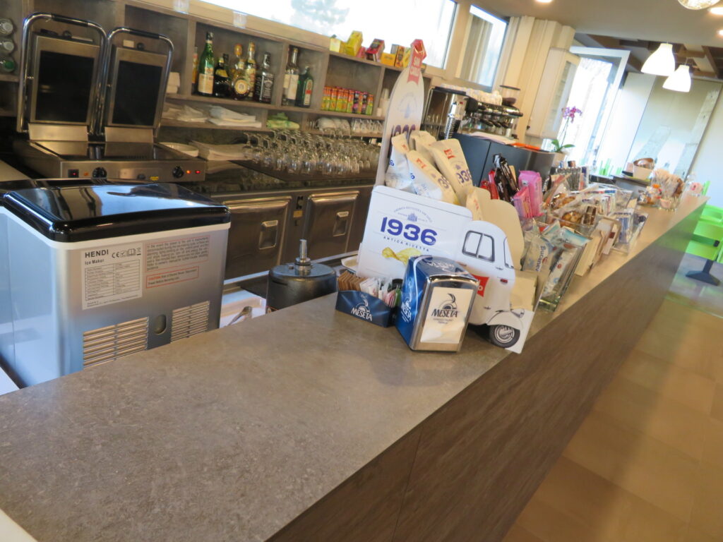 Realizzazione rivestimento di bar e banco self-service con nobilitato tipo URBAN - 2