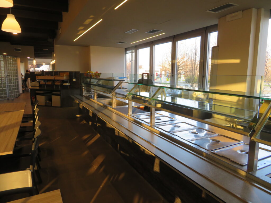 Realizzazione rivestimento di bar e banco self-service con nobilitato tipo URBAN - 3