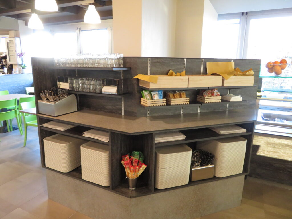Realizzazione rivestimento di bar e banco self-service con nobilitato tipo URBAN - 4