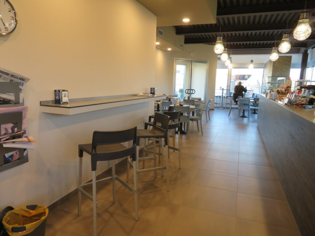 Realizzazione rivestimento di bar e banco self-service con nobilitato tipo URBAN - 6